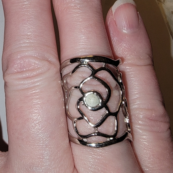 Elegant EUC Silver Floral Ring - Picture 2 of 7